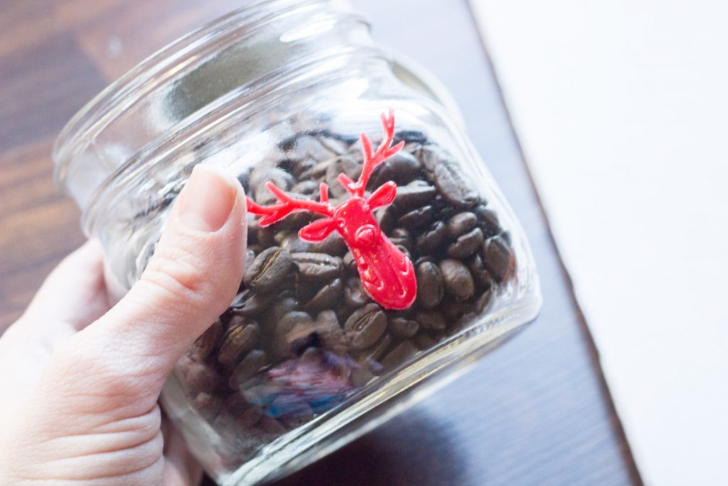 Check out this 30 minute gift idea for the coffee lover on your list! Loving this cute jar and how easy it is to put together. And there's a free printable label included!
