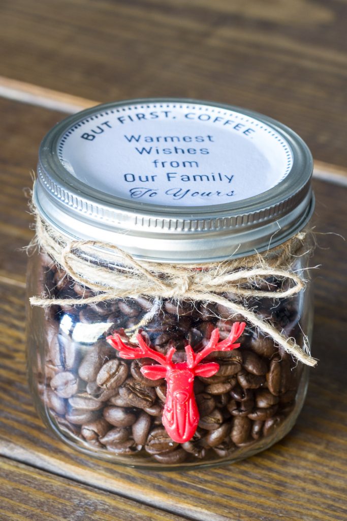 Check out this 30 minute gift idea for the coffee lover on your list! Loving this cute jar and how easy it is to put together. And there's a free printable label included!