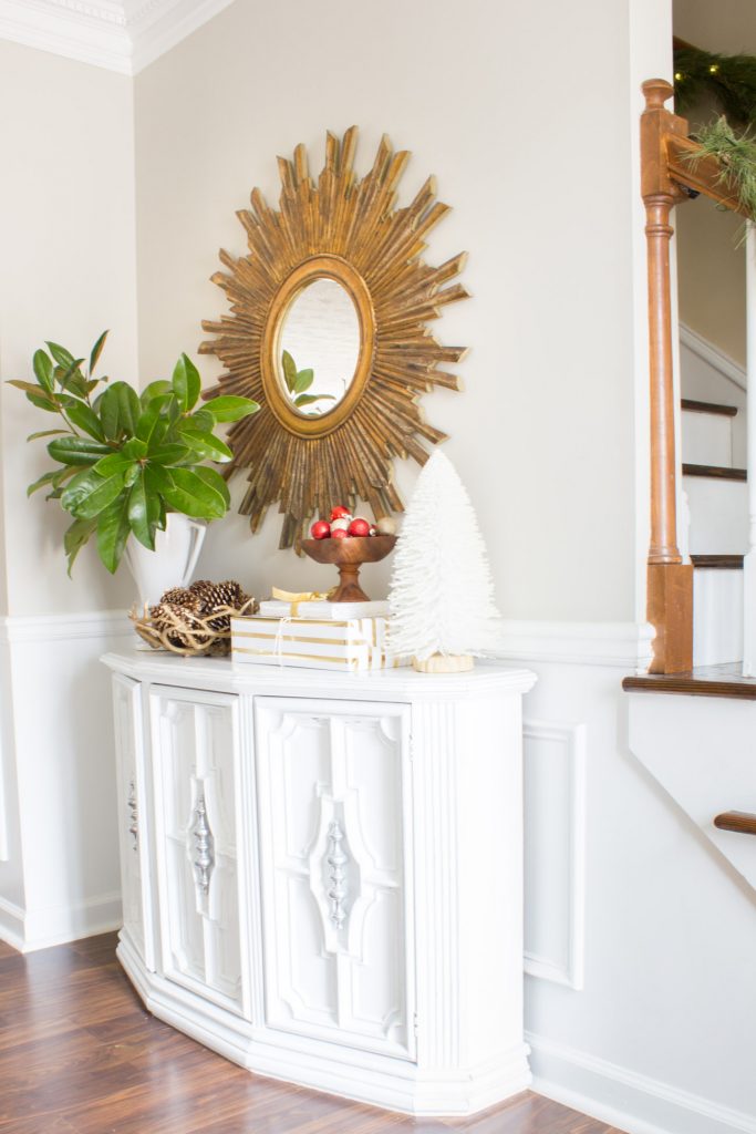 Check out this gorgeous holiday home tour featuring a Christmas entryway! So much decorating inspiration here.