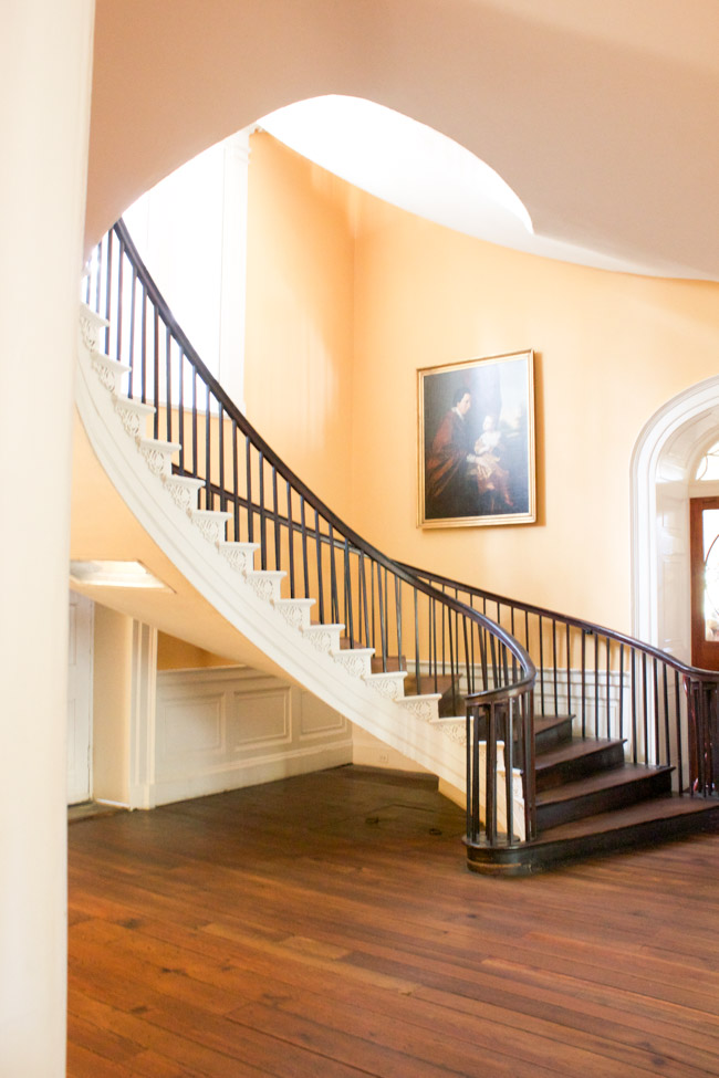 Check out this home tour of the breathtaking historic Nathaniel Russell House in Charleston, SC.