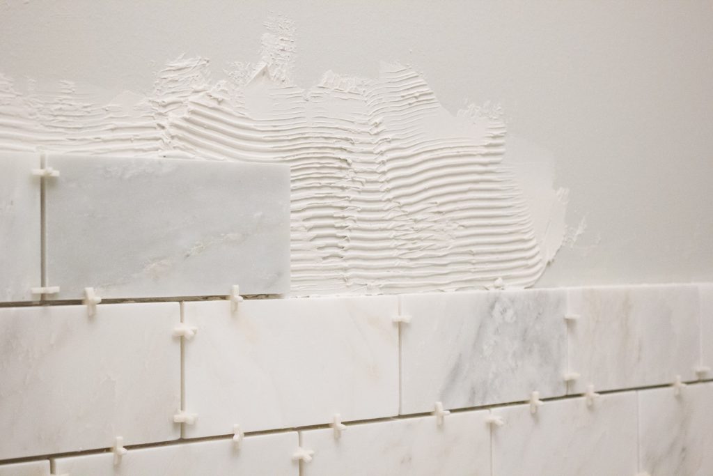 This is SO helpful! If you're thinking of installing marble subway tile, this list of tiling tips are a MUST read!